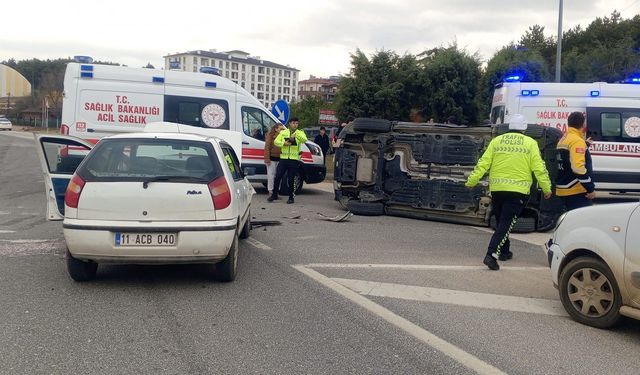 Bilecik’te yan devrilen otomobilin sürücüsü yaralandı