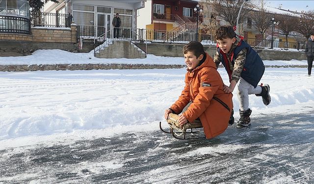 Buz Tutmuş Çoruh Nehri'nde Kızak Keyfi