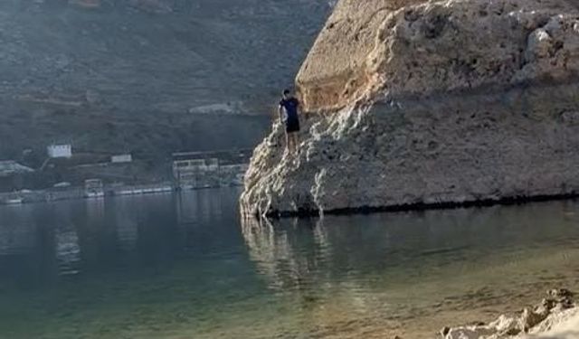 Dağcı Mazlum Akman, Dondurucu Hava ve Buz Gibi Suya Aldırış Etmeden Baraj Gölüne Girdi