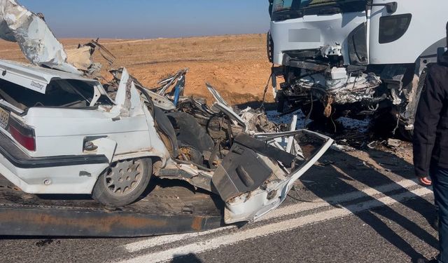 Demir yığınına dönen otomobilin sürücüsü hayatını kaybetti