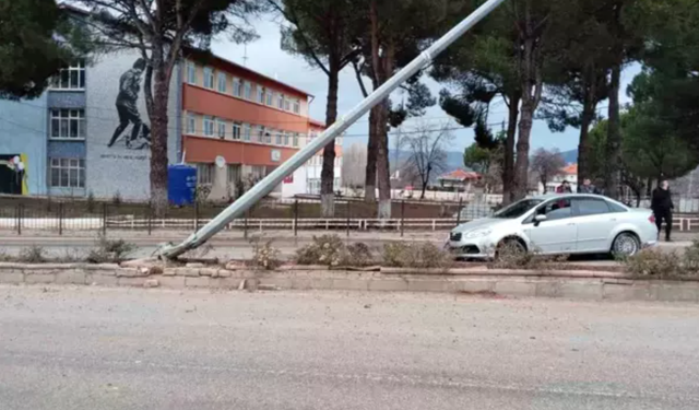 Denizli'de Otomobil Elektrik Direğine Çarptı