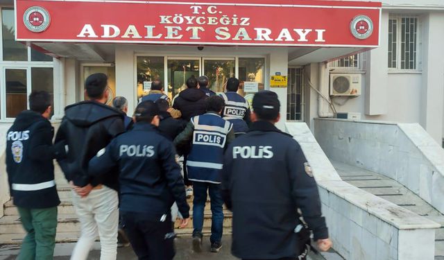 Kendilerini Polis Olarak Tanıtıp Altın ve Para Çaldı