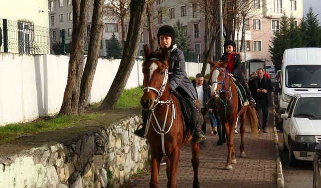 İki kardeş karnelerini atlarla almaya geldi