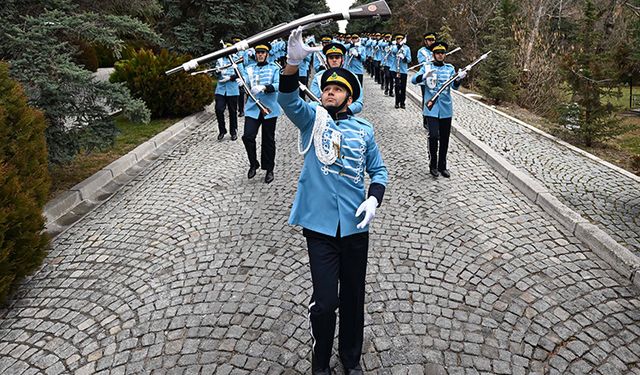 Cumhurbaşkanlığı Muhafız Alayı Tüfekli Gösteri Bölüğü, sıkı eğitimlerle "kusursuz" gösterilere hazırlanıyor