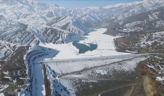 Erzincan'daki Göyne Barajı, Kar ve Buzla Kaplandı