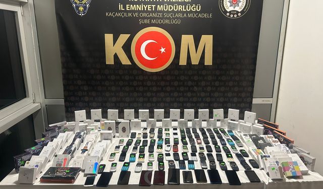 Gümrük kaçağı telefon ve akıllı saat ele geçirildi