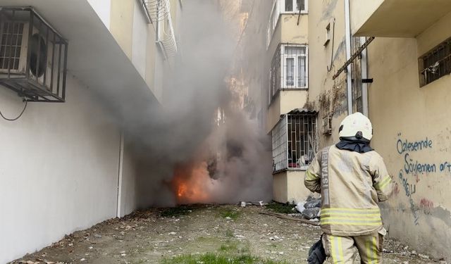 İki bina arasında çıkan yangın dairelere sıçradı