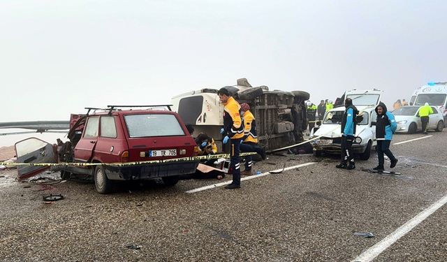 İşçi servisi kazaya karıştı: 3 ölü 21 yaralı