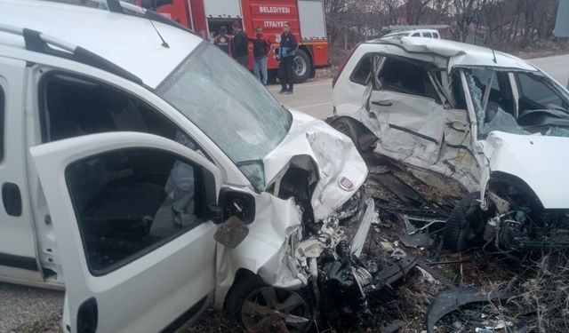 Ticari araçla çarpışan otomobilin sürücüsü hayatını kaybetti