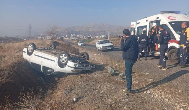 Diyarbakır’ın Çermik İlçesinde Devrilen Otomobilde Dede ve Torunu Yaralandı