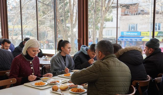 Kent Lokantasında vatandaşlarla birlikte yemek yedi