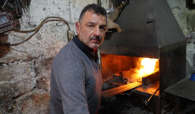 Kızgın ocağın başında hem demir dövüyor hem de ısınıyor