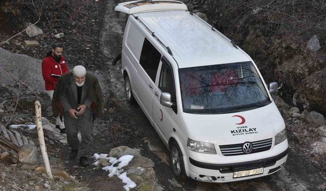 Bitlis’te Kızılay tarafından 1045 aileye gıda kolisi dağıttı