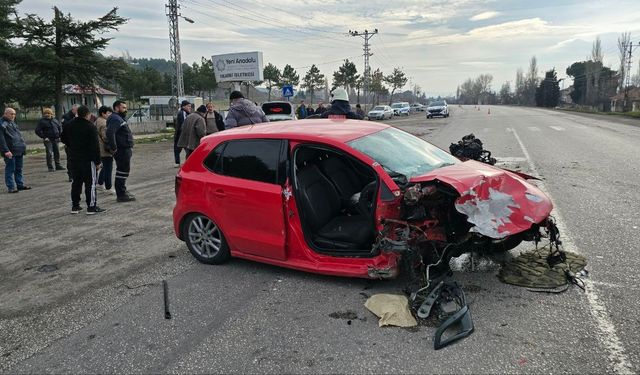 Otomobiller kafa kafaya çarpıştı 7 yaralı