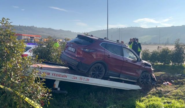 Polisten kaçan sürücü önce polis aracına sonra direğe çarptı