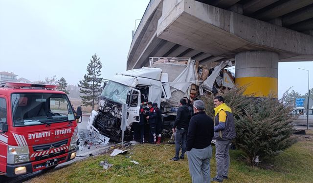 TIR köprü kolonuna ve otomobile çarptı