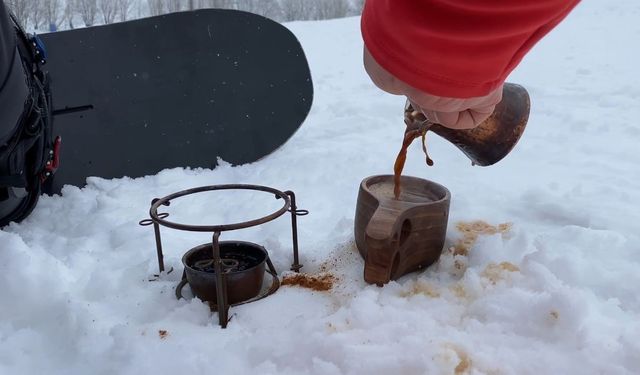 Uludağ’da snowboard yaparken Türk Kahvesi yudumladı