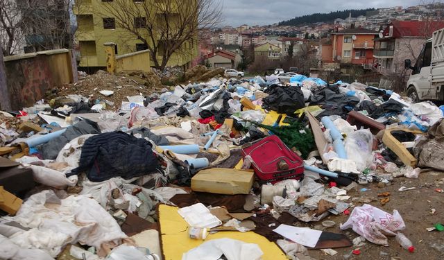 Üsküdar’da çöp ve moloz yığını krizi: Mahalleli isyan etti