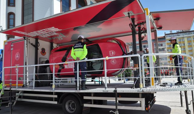 Jandarmanın mobil tırında vatandaşlara trafik eğitimi verildi