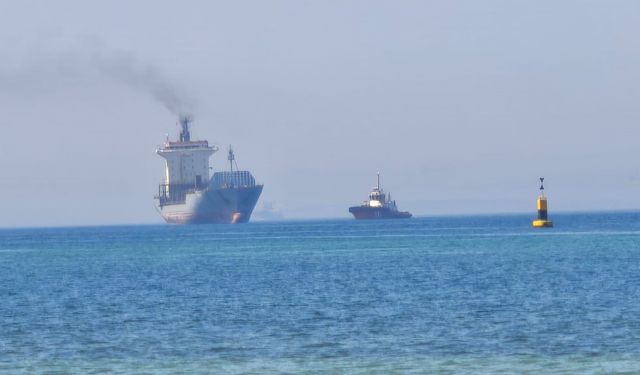 Çanakkale Boğazı'ndan geçen konteyner gemisi makine arızası yaptı