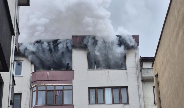 5 Katlı Binanın En Üst Katı Alevlere Teslim Oldu