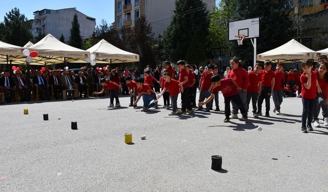 Çocuklar unutulmaya yüz tutmuş oyunlarla eğlendi