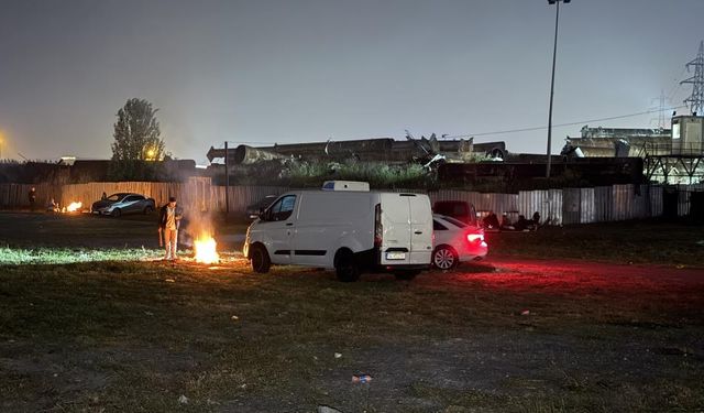 Vatandaşlar deprem endişesiyle geceyi dışarıda geçirmeye devam etti