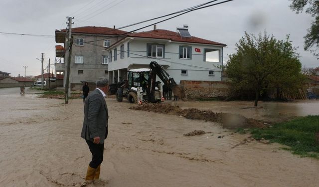 Şiddetli yağış su baskınlarına neden oldu