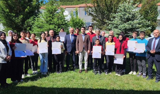 Başarılı Öğrencilere Ödülleri Verildi
