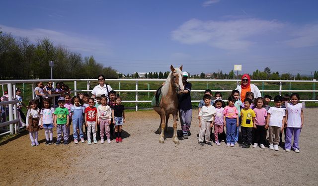 Minikler Ata Binmenin Keyfini Tepebaşı’nda Yaşıyor