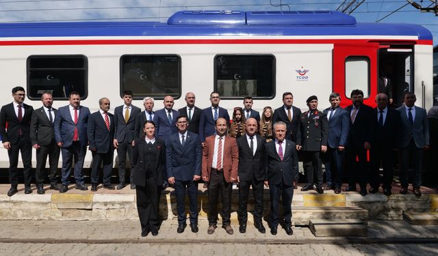 Protokol ve Vatandaşlar Trenle Tören Alanına Ulaştı