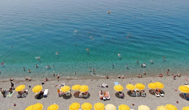 Antalya'da Bayramın İlk Gününde Sahillerde Yoğunluk Oluştu