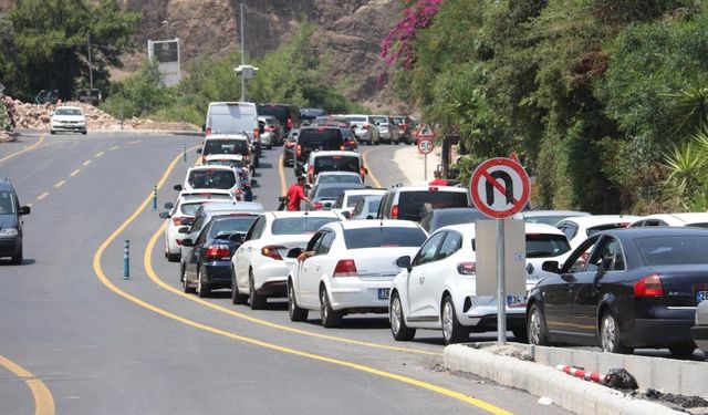 Ölüdeniz'de Bayram Yoğunluğu; Trafik Kitlendi, Plajlar Doldu