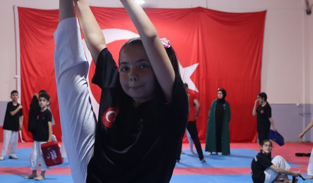 Hobi olarak başladığı taekwondoda  şampiyon oldu