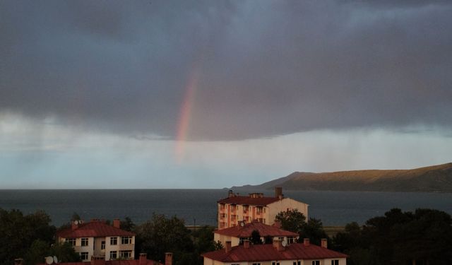 Van Gölü üzerinde gökkuşağı, Nemrut Kalderası’nda kızıl gökyüzü