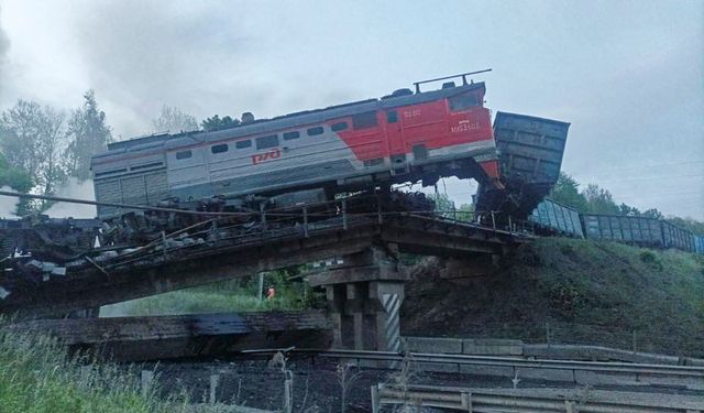 Köprü, yolcu dolu trenin üzerine çöktü: 7 ölü
