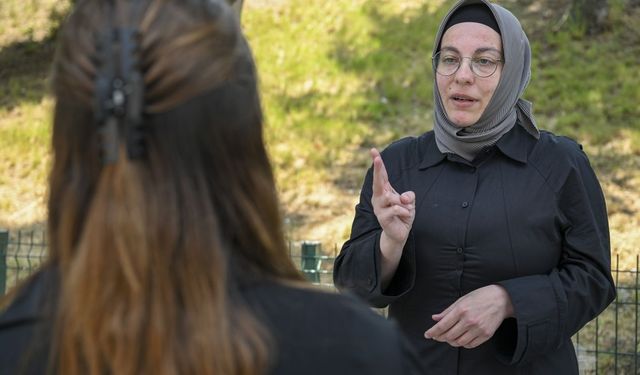 İşaret dili tercümanı adliyede "sessizlerin" sesi oluyor