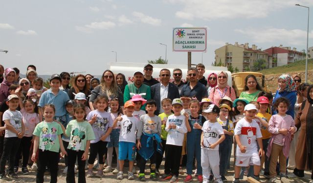 Büyükşehir, anaokulu öğrencisi doğasever miniklerle 500 fidan dikti