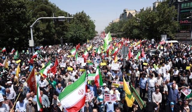 İran'da yüzbinler sokaklara döküldü
