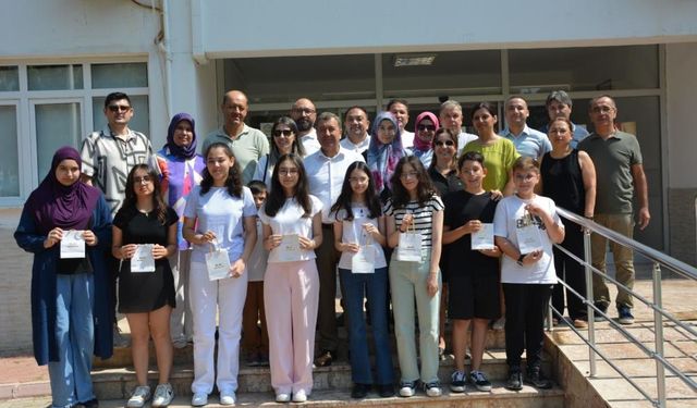 LGS’de başarı elde eden öğrenciler altın ile ödüllendirildi