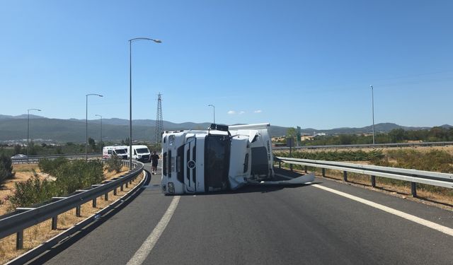 Tır devrildi; otoyol kavşağı kapandı