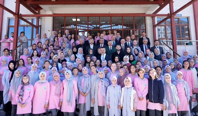 Bakan Tekin’den sürpriz okul ziyareti