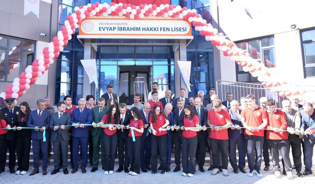 Okul açılışını okulun öğrencileriyle birlikte yaptı