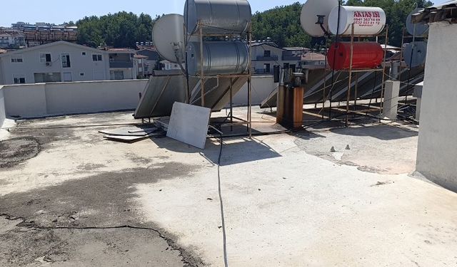 Çatıdan hortumla balkona inmek isterken hayatını kaybetti