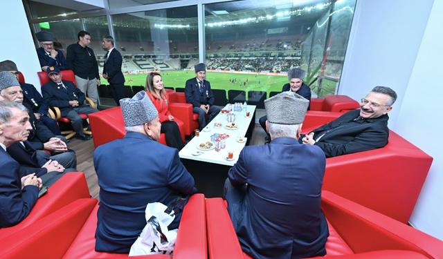 Vali Aksoy, Gazilerle Tribünde Buluştu