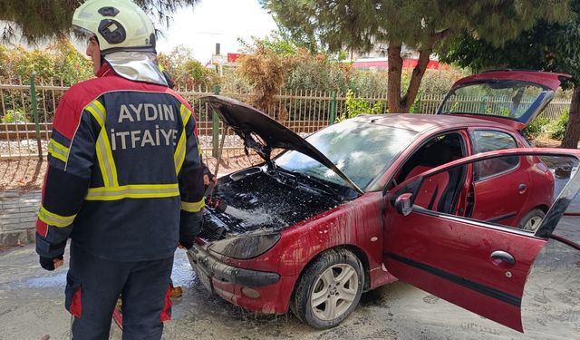 Seyir halindeki otomobilden dumanlar yükseldi