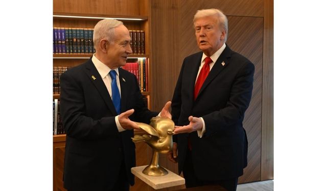 Netanyahu, Trump'a "Altın Güvercin" hediye etti