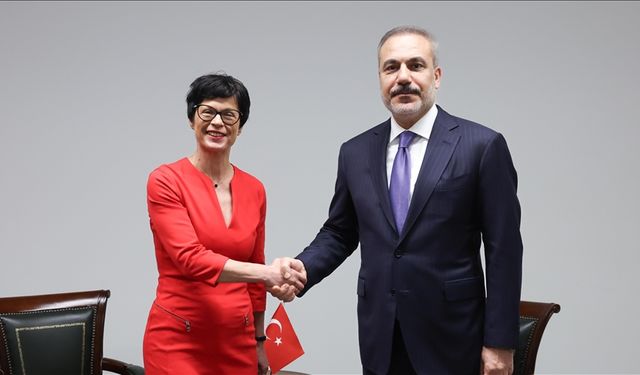 Türk Dışişleri Bakanı, AB Genişleme Komiseri ile görüştü.