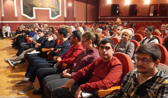 İş hayatına hazırlanan nöroçeşitli gençlerin mezuniyet sevinci