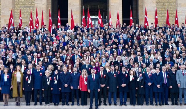 Bakan Tekin, 81 ilden gelen öğretmenlerle Anıtkabir’i ziyaret etti